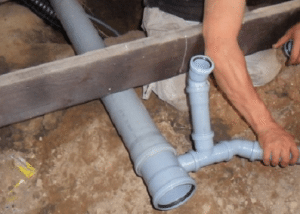 ท่อ DIY สอดเข้าไปในท่อระบายน้ำพลาสติก