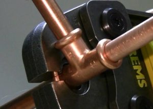 Pag-install ng pipe ng DIY tanso