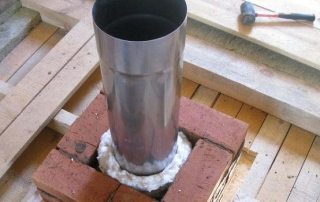 Cómo aislar un tubo de chimenea de metal