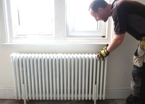 Loviți conductele de încălzire ale unei case particulare