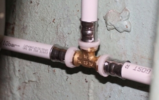 The coupling connecting for plastic pipes