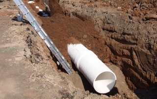 Installation d'eaux usées à partir de tuyaux en plastique
